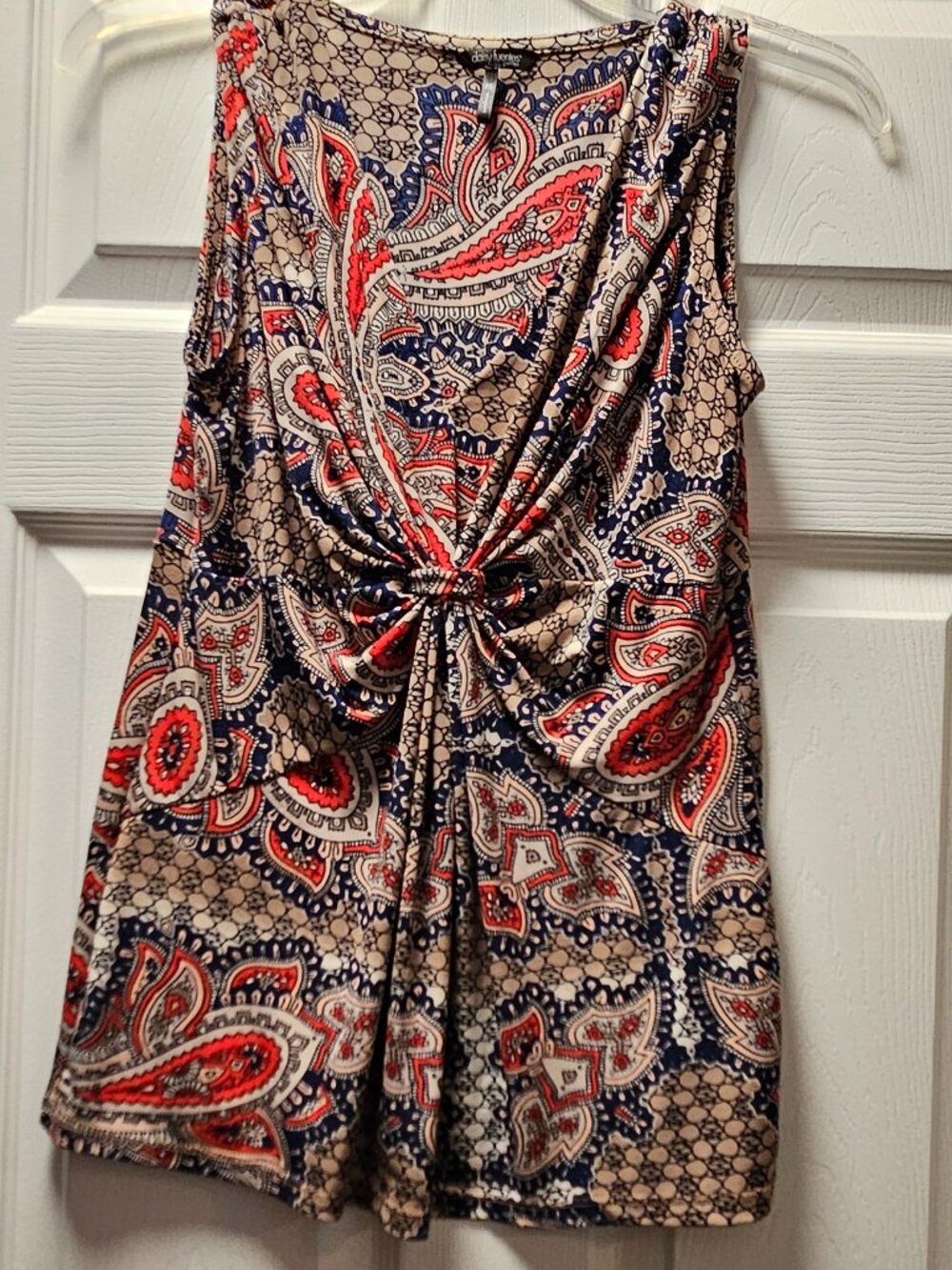 Daisy Fuentes red, blue & tan women's petite small blouse.